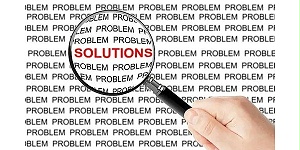 如何避免助听器过度放大？